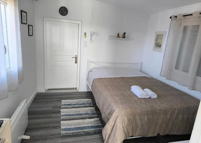 Aegina Downtown Apartments 2